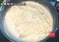 Illustration of how to make fried noodles with tomatoes, shrimps and mushrooms 3