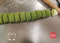 Illustration of how to make spinach and pumpkin marble steamed buns 7