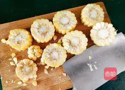 Illustration of how to make shrimp, white clam, corn and lotus root soup 8