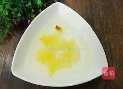 Illustration of how to make peach gum and white fungus soup 5