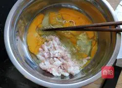 Illustration of how to make minced meat and egg soup 2