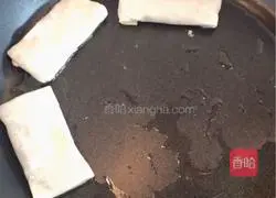 Illustration of how to make pan-fried Chinese bean paste spring rolls 6