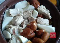 Illustration of how to make mushroom and yam bone soup 5