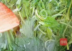 Illustration of how to make cold spinach and shredded pork vermicelli 2