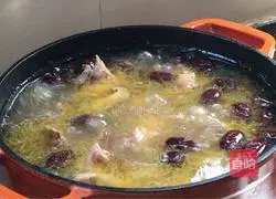 Illustration of making red dates, mushrooms and old chicken soup 14