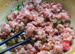 Illustration of how to make colorful pepper and pork dumplings 5