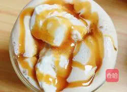 Illustration of how to make caramel ice cream latte 11