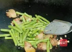 Illustration of how to make braised beans and noodles 6