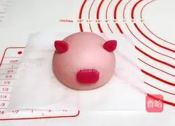 Illustration of how to make Jixiang Ruyi Piggy Steamed Buns 10