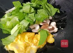 Illustration of how to make vegetable and egg noodle soup 5