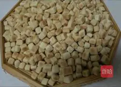 Illustration of how to make dough cubes in an electric baking pan 8