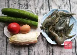 Illustration of how to make loofah and shrimp soup 1