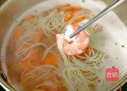 Illustration of how to make carrot and shrimp noodles 9