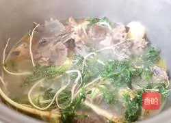 Illustration of the recipe of shepherd's purse stewed with black bone chicken soup 13