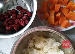 Illustration of how to make papaya, white fungus and red date soup 4