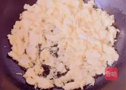 Illustration of how to make mulberry and leek dumplings 9