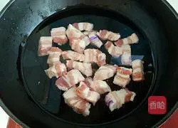 Illustration of how to roast pork with tea tree mushroom 3