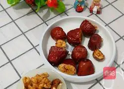 Illustration of how to make jujube walnut milk 1