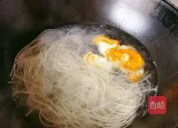 Illustration of how to make spicy and sour egg noodles 4