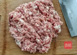 Illustration of how to make pork and sauerkraut dumplings 2