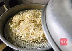 Illustration of how to make braised beans and noodles 2
