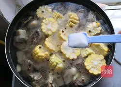 Illustration of how to make pork ribs and corn soup 8