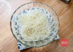 Illustration of how to make hot and sour cold noodles 13