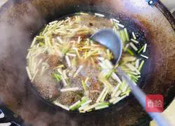 Illustration of how to make spicy and sour shredded pork soup 8