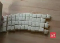 Illustration of how to make dough cubes for electric baking pan 3