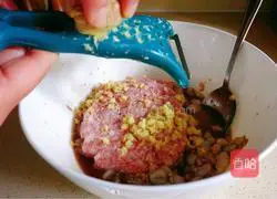 Chives and hairtail fish dumplings#New Year's Eve dinner recipe illustration 5