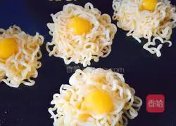 Illustration of how to make instant noodle egg cake 11