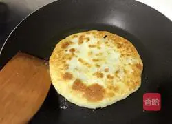 Illustration of how to make chive and egg pie 10