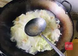 Illustration of how to make sea rice, cabbage and tofu soup 7