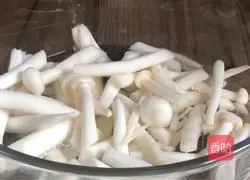 White Jade Mushroom and Tofu Soup Recipe Illustration 2