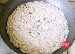 Illustration of how to splash oil on scissor noodles 6