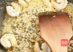 Illustration of how to make fried pasta with garlic and shrimp oil 11