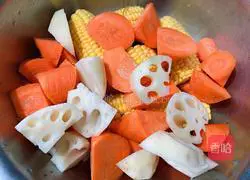 Illustration of how to make pork ribs and corn soup 1