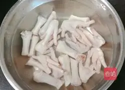 Illustration of how to make peanut, red dates and chicken feet soup 3