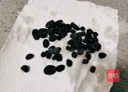 Illustration of how to make pumpkin and blackcurrant blossom steamed buns 9