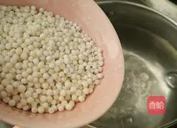 Illustration of how to make strawberry, orange, milk and sago dew 3