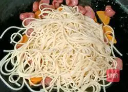 Illustration of making fried pasta with sausage and eggs 13