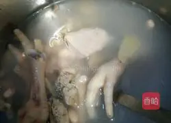 Illustration of how to make eyebrow bean, peanut, chicken feet and river clam soup 5