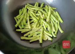 Illustration of how to make braised noodles with olive oil and beans 7