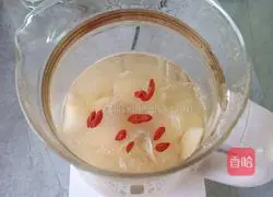 Illustration of how to make horseshoe snow pear and white fungus soup 8