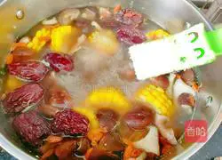 Illustration of how to make mushroom, corn and beef bone soup 14