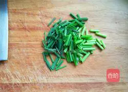 Illustration of how to make garlic sprouts, tofu and prawn soup 3