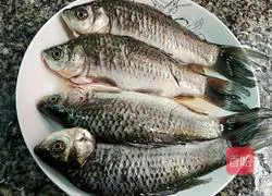 Illustration of how to make enoki mushroom and crucian carp soup 1