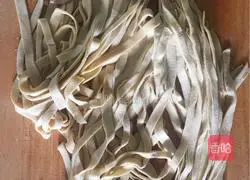 Poor Illustration of how to make dried chili beef foam noodles 1