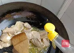 Illustration of making potato stewed beans and pancakes in one pot 5