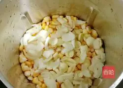 Illustration of how to make fresh corn juice 3